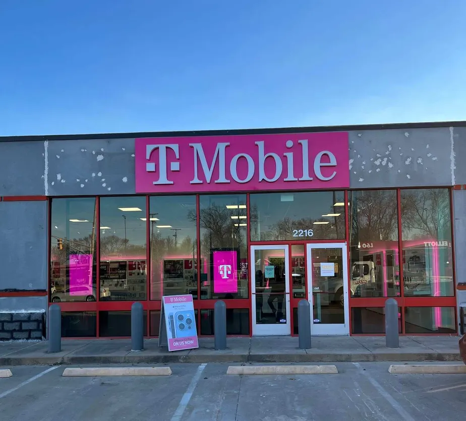  Exterior photo of T-Mobile Store at Main St & S 22nd St, Parsons, KS 