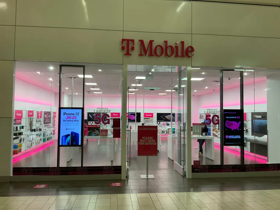 Exterior photo of T-Mobile store at Los Cerritos Center 3, Cerritos, CA