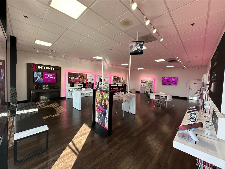 Foto del interior de la tienda T-Mobile en Camarillo Town Center, Camarillo, CA