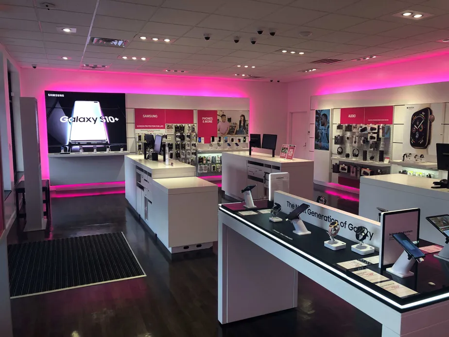 Foto del interior de la tienda T-Mobile en W 21st St & Llewellyn Ave, Norfolk, VA