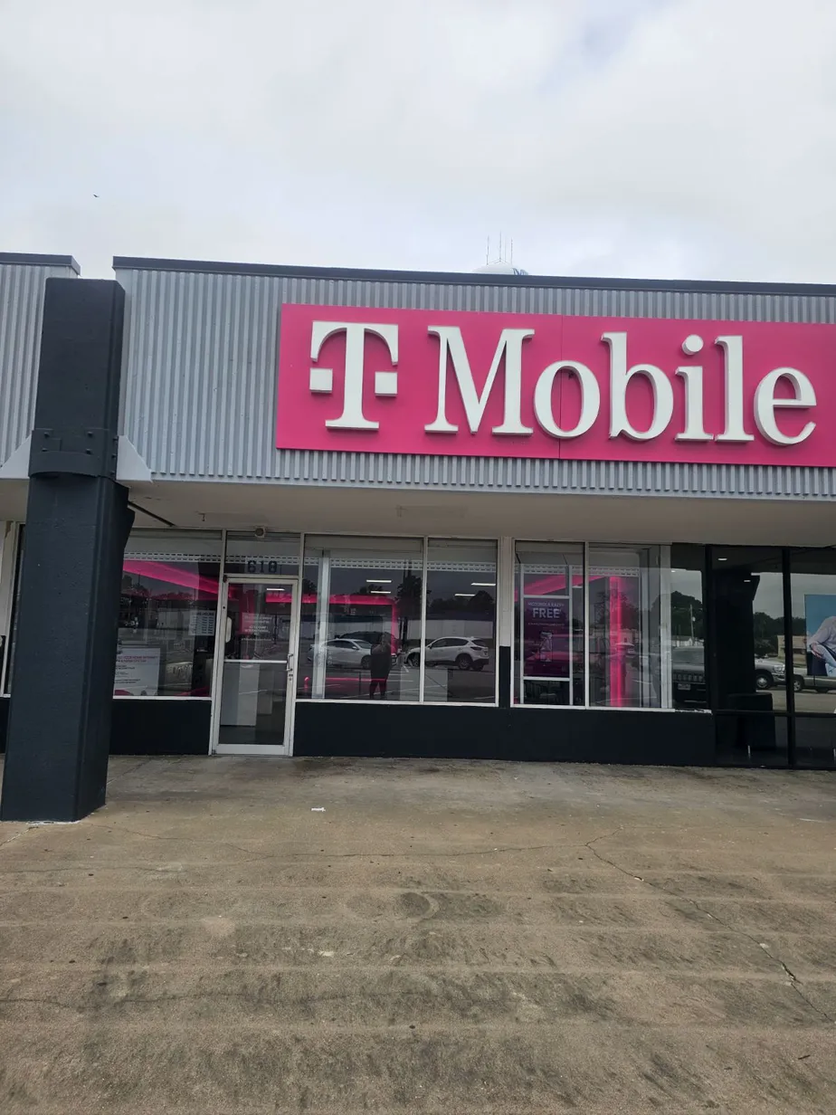  Exterior photo of T-Mobile Store at S Jefferson Ave & E Ferguson, Mount Pleasant, TX 