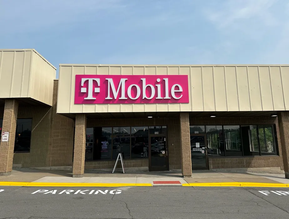 Foto del exterior de la tienda T-Mobile en Genesee & Main, Oneida, NY
