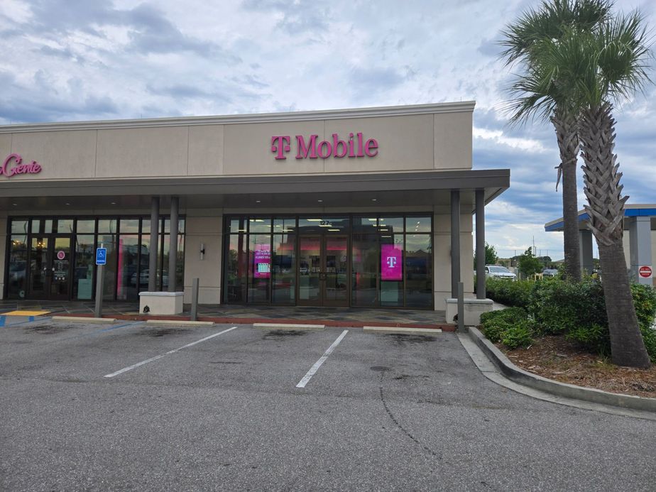 Exterior photo of T-Mobile Store at Lakeside Shopping Center, Metairie, LA