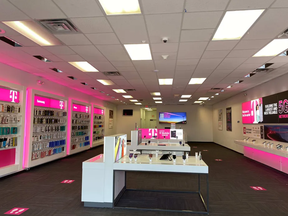 Foto del interior de la tienda T-Mobile en S Brahma Blvd & General Cavazos Blvd, Kingsville, TX