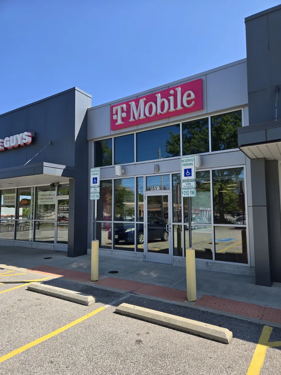  Exterior photo of T-Mobile Store at Pearl Rd & Lunn Rd, Strongsville, OH 