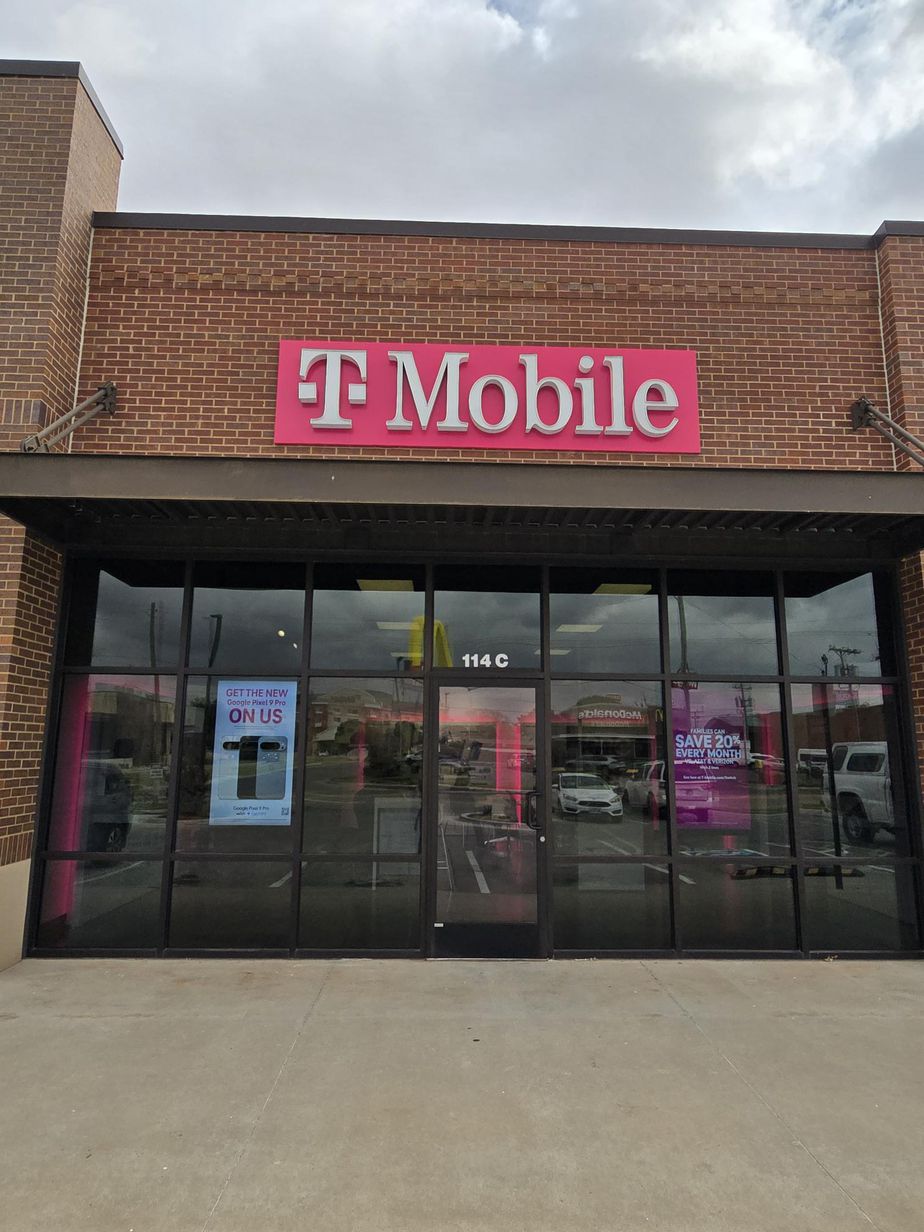 Exterior photo of T-Mobile Store at Washington & Main, Weatherford, OK