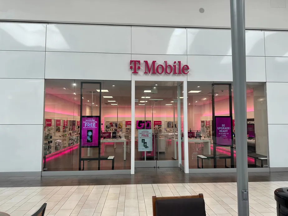 Foto del exterior de la tienda T-Mobile en Los Cerritos Center, Cerritos, CA
