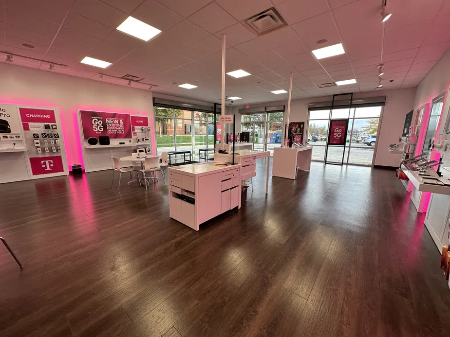 Foto del interior de la tienda T-Mobile en Collins Rd NE & Lindale Dr NE, Cedar Rapids, IA