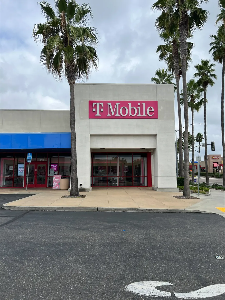 Foto del exterior de la tienda T-Mobile en University Dr & Sycamore Ave, Vista, CA