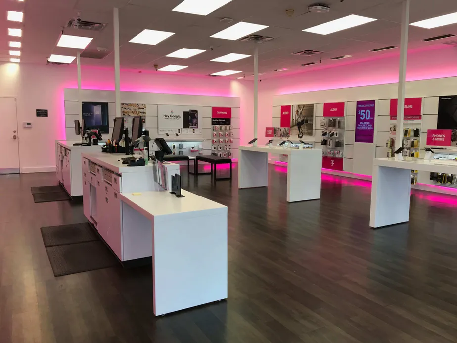 Foto del interior de la tienda T-Mobile en W Taft Ave & Main St, Sapulpa, OK