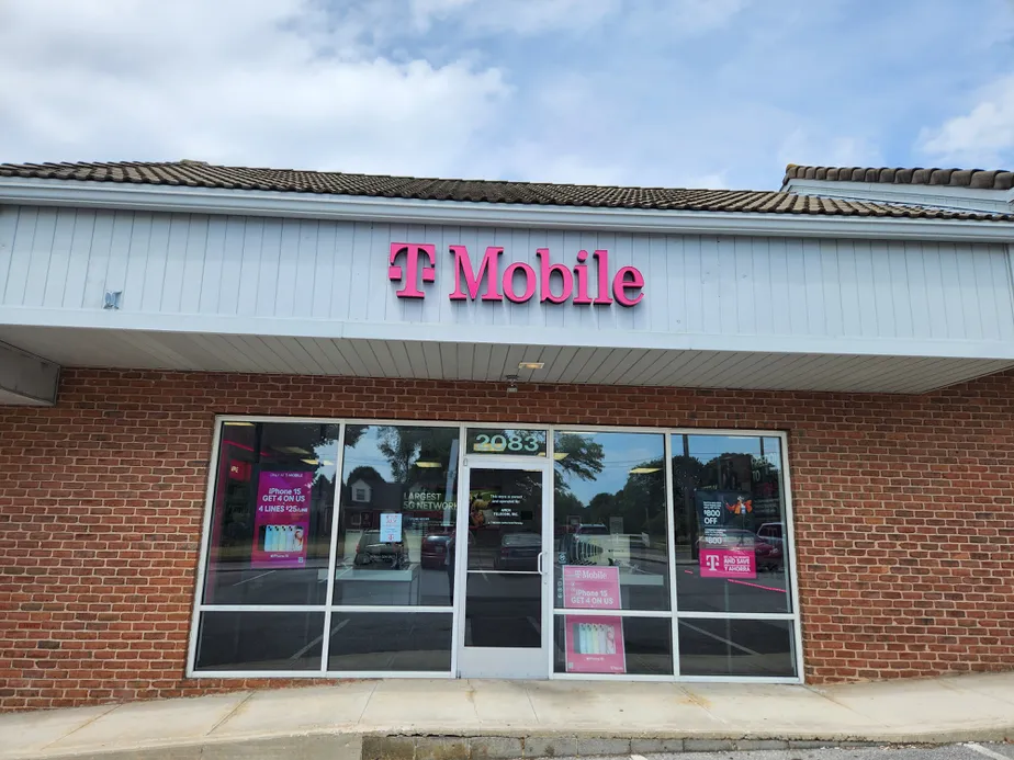  Exterior photo of T-Mobile Store at East Main Street, Waynesboro, PA 