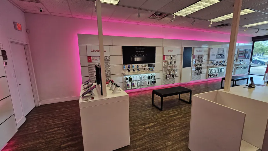  Interior photo of T-Mobile Store at S Wentworth Ave & W Garfield Blvd, Chicago, IL 