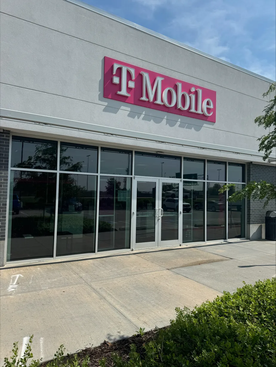  Exterior photo of T-Mobile Store at 124th & Dodge, Omaha, NE 