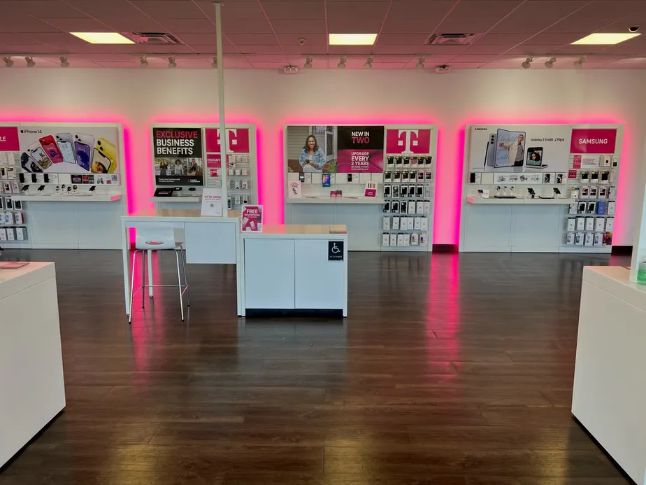 Foto del interior de la tienda T-Mobile en Main & Camino Real, Cottonwood, AZ