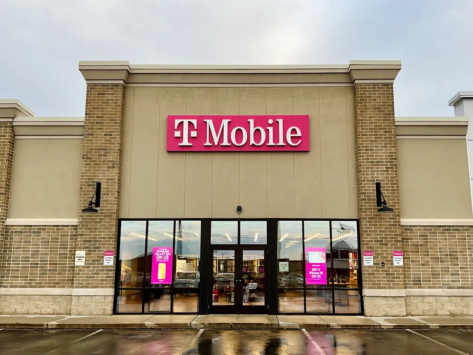 Exterior photo of T-Mobile Store at S Oneida St & Willard Dr, Green Bay, WI 
