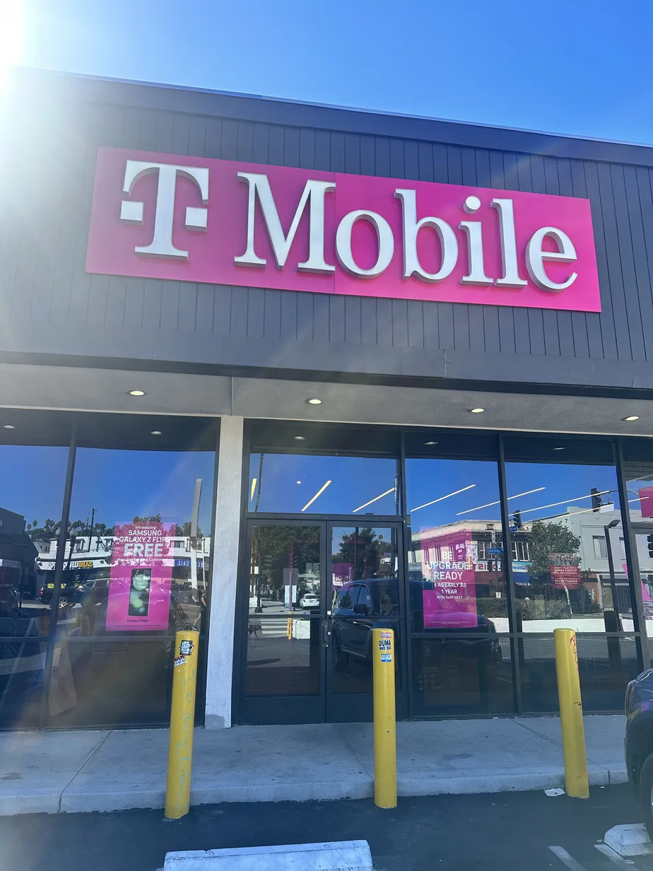 Foto del exterior de la tienda T-Mobile en N Figueroa St & S Ave 58, Los Angeles, CA