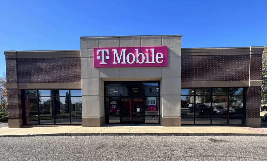 Exterior photo of T-Mobile Store at Union Ave & Mclean Blvd, Memphis, TN