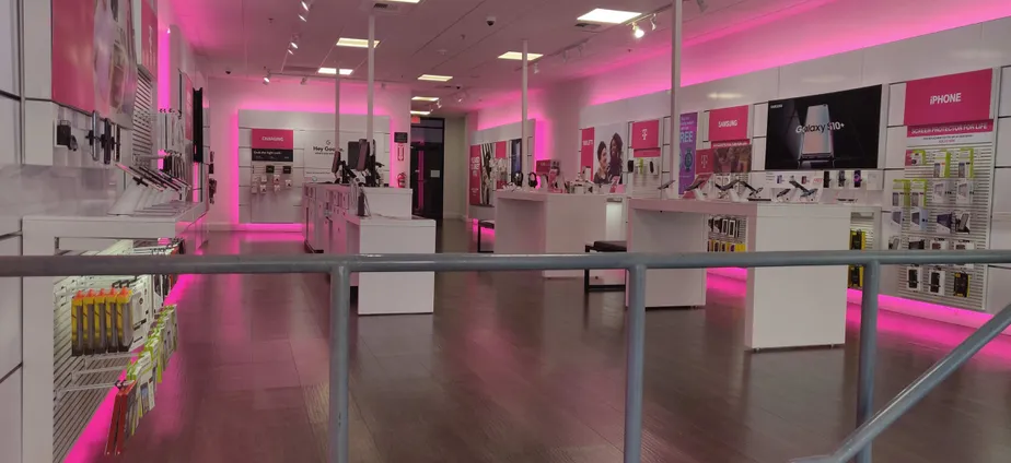 Foto del interior de la tienda T-Mobile en W Main Ave & N Post St 2, Spokane, WA