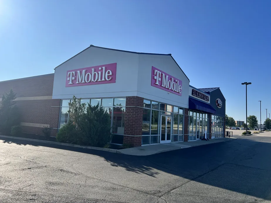Foto del exterior de la tienda T-Mobile en Governor's Pointe, Mason, OH