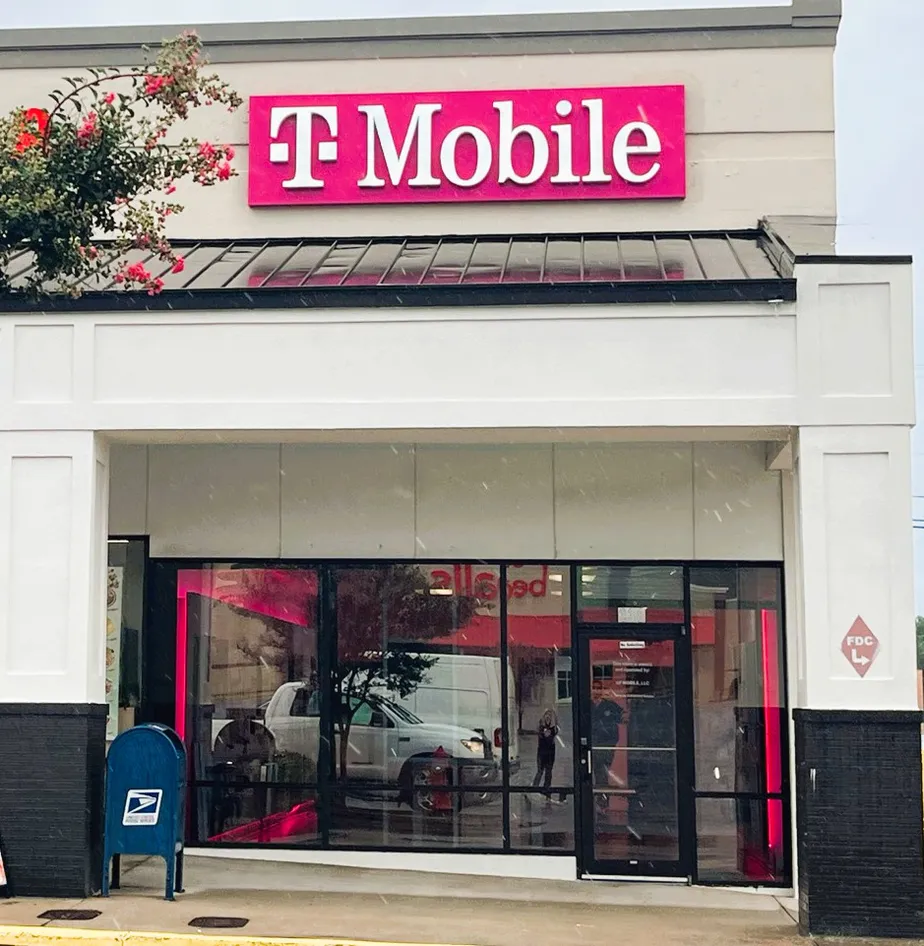  Exterior photo of T-Mobile Store at E Martintown Rd & Knox Ave, North Augusta, SC 