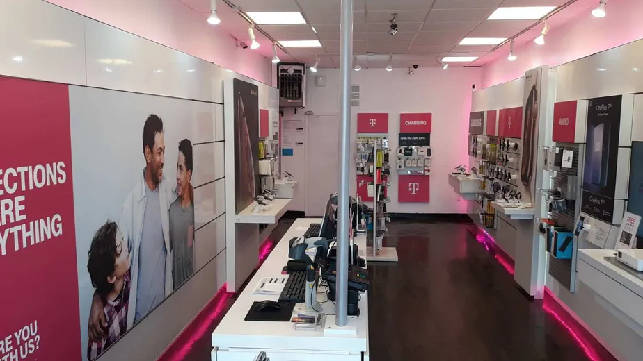 Foto del interior de la tienda T-Mobile en Main & 57th Rd, Flushing, NY