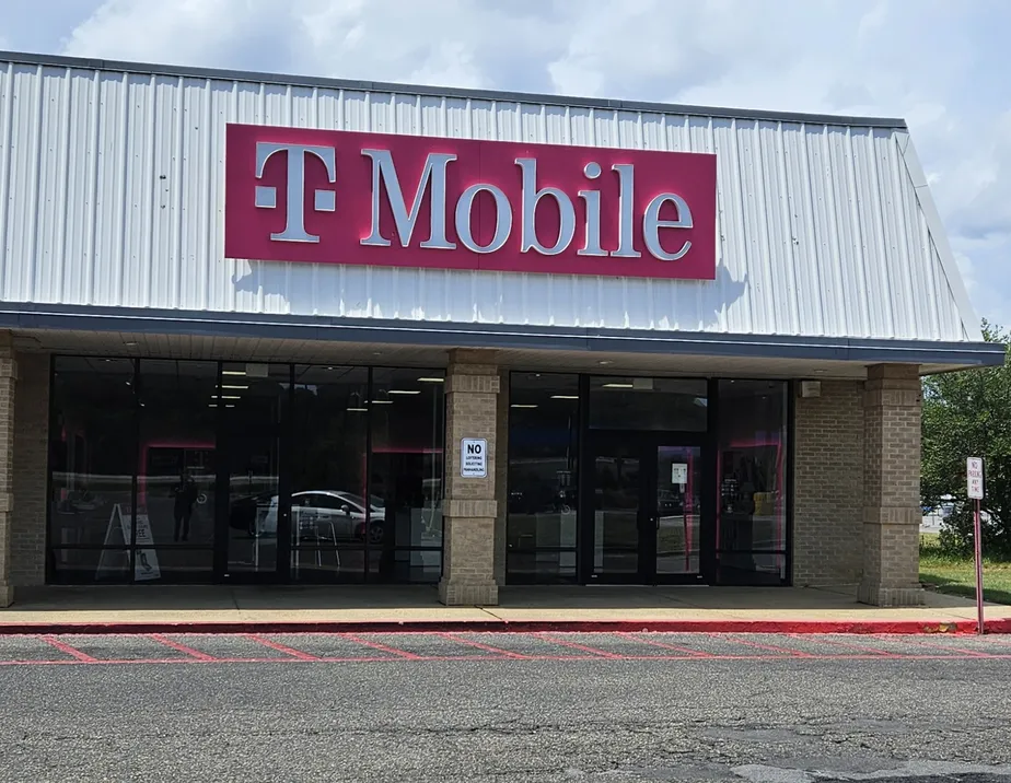 Exterior photo of T-Mobile Store at Terry Byrd Hwy & Veterans Blvd, Pascagoula, MS