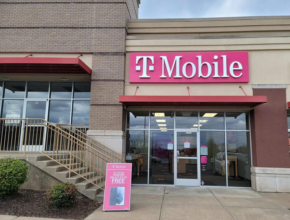 Exterior photo of T-Mobile store at Branson Hills Pkwy & I 65, Branson, MO