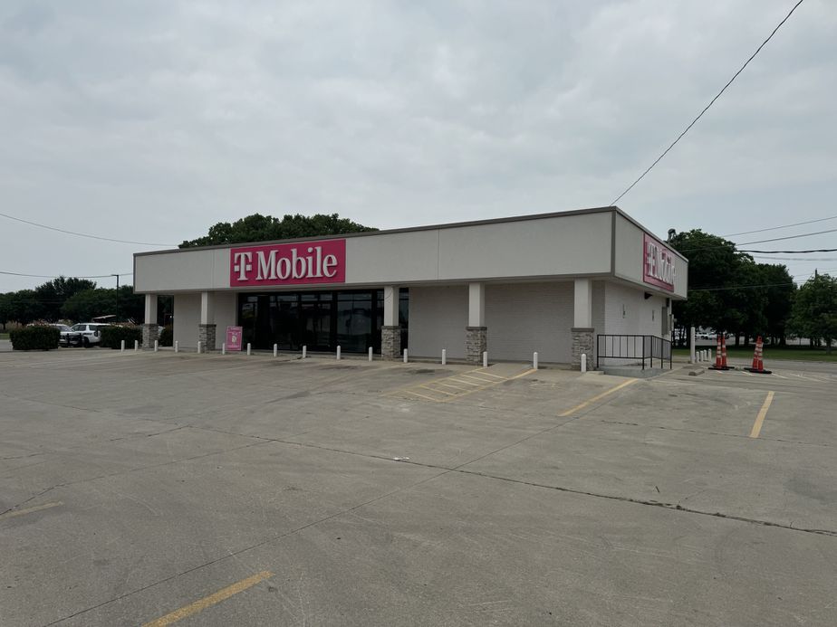 Exterior photo of T-Mobile Store at W Commerce St & Looney St, Brownwood, TX