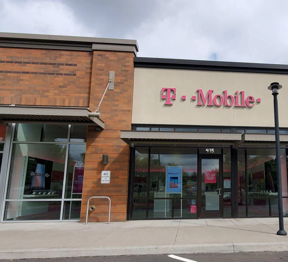  Exterior photo of T-Mobile store at Beavercreek & Danielson, Oregon City, OR 