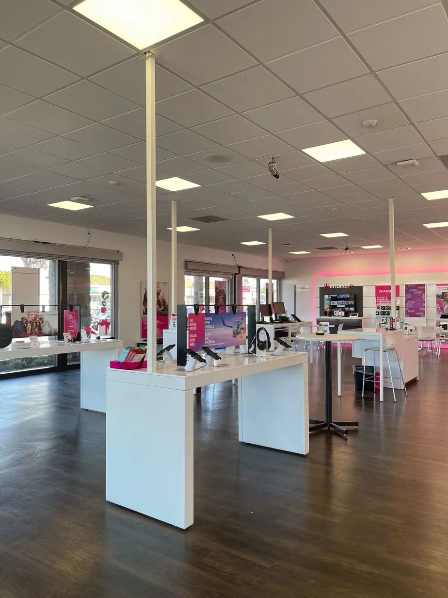 Foto del interior de la tienda T-Mobile en Tustin & Katella, Orange, CA