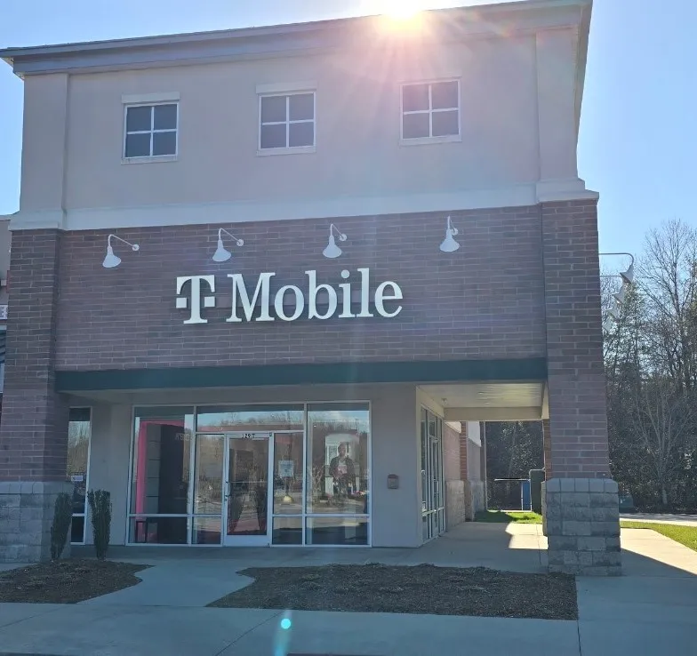 Foto del exterior de la tienda T-Mobile en River Bend Marketplace, Asheville, NC