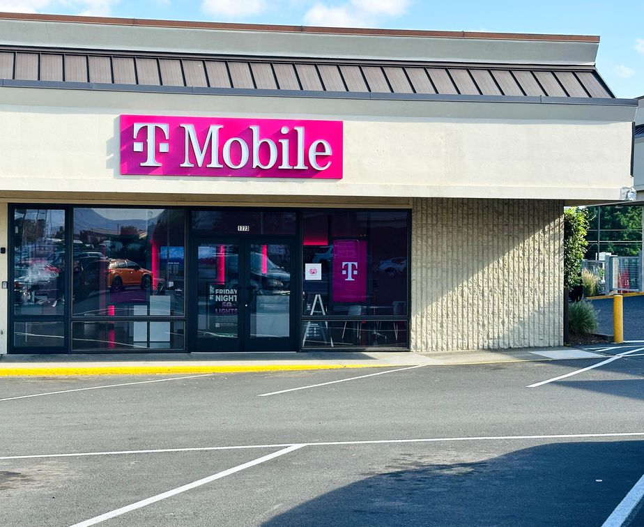 Exterior photo of T-Mobile Store at Hood River Shopping Center, Hood River, OR
