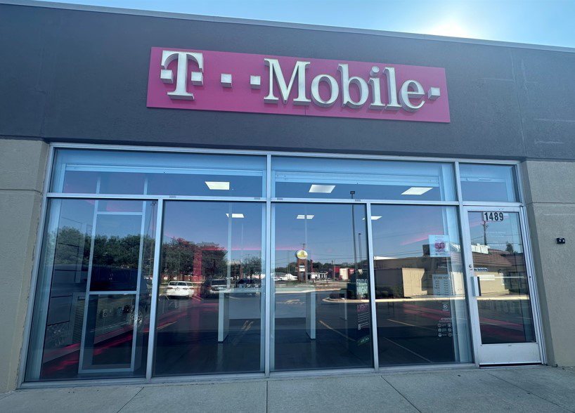  Exterior photo of T-Mobile Store at N State St & Cadillac Ct, Belvidere, IL 