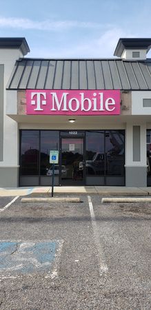 Exterior photo of T-Mobile Store at Goodman & Swinnea, Southaven, MS