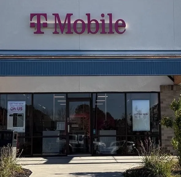  Exterior photo of T-Mobile Store at Taylor Dr & Erie Ave, Sheboygan, WI 