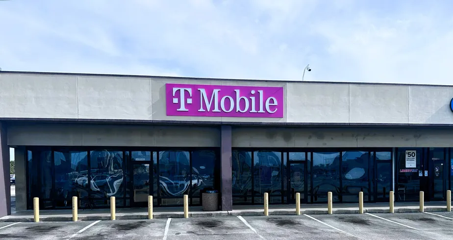 Exterior photo of T-Mobile Store at North Freeway & Goodson Dr, Houston, TX