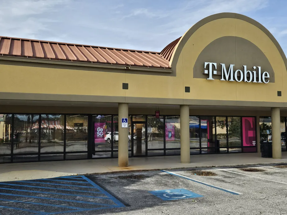 Foto del exterior de la tienda T-Mobile en Davis & Burgess, Pensacola, FL
