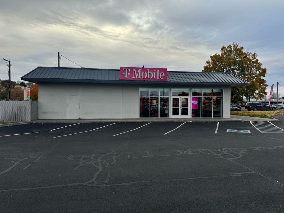 Exterior photo of T-Mobile Store at 20th & Court, Pendleton, OR