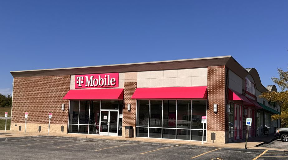 Exterior photo of T-Mobile Store at Jill St & Brenwood St, Berea, KY