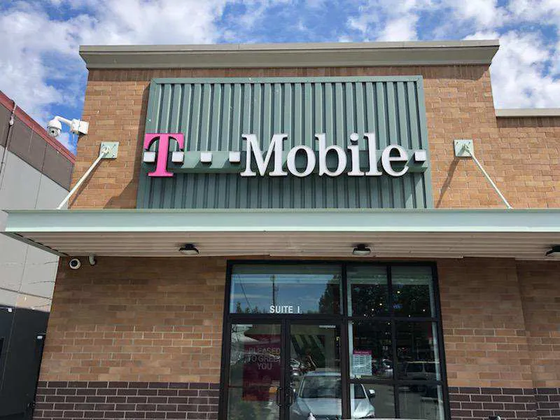 Foto del exterior de la tienda T-Mobile en Lake City Way Ne & Ne 125th, Seattle, WA