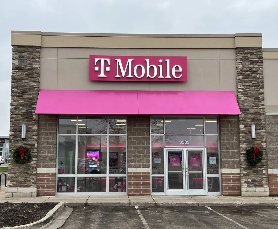 Foto del exterior de la tienda T-Mobile en 28th & Beltline, Kentwood, MI