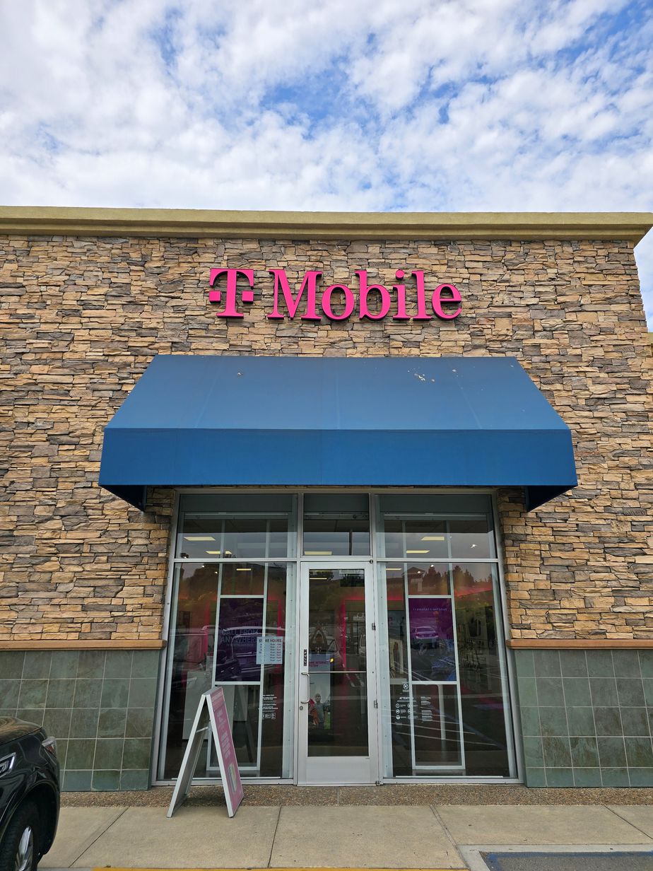 Exterior photo of T-Mobile Store at Eastlake Parkway & Otay Lakes, Chula Vista, CA