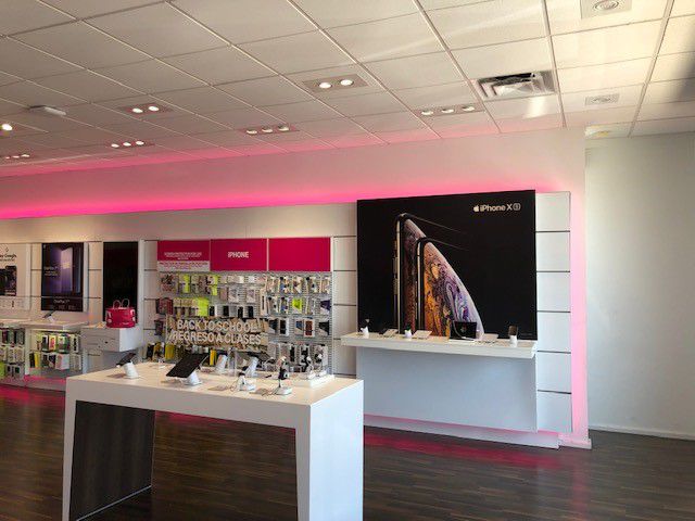 Interior photo of T-Mobile Store at Vance Jackson & La Manda, San Antonio, TX
