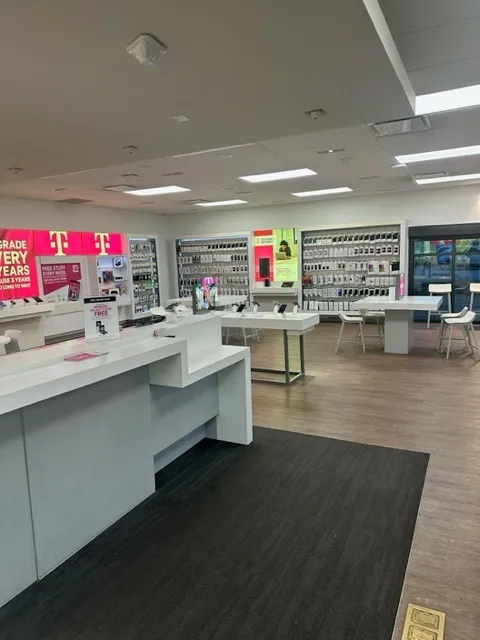 Foto del interior de la tienda T-Mobile en Addison Rd & Belt Line Rd, Addison, TX