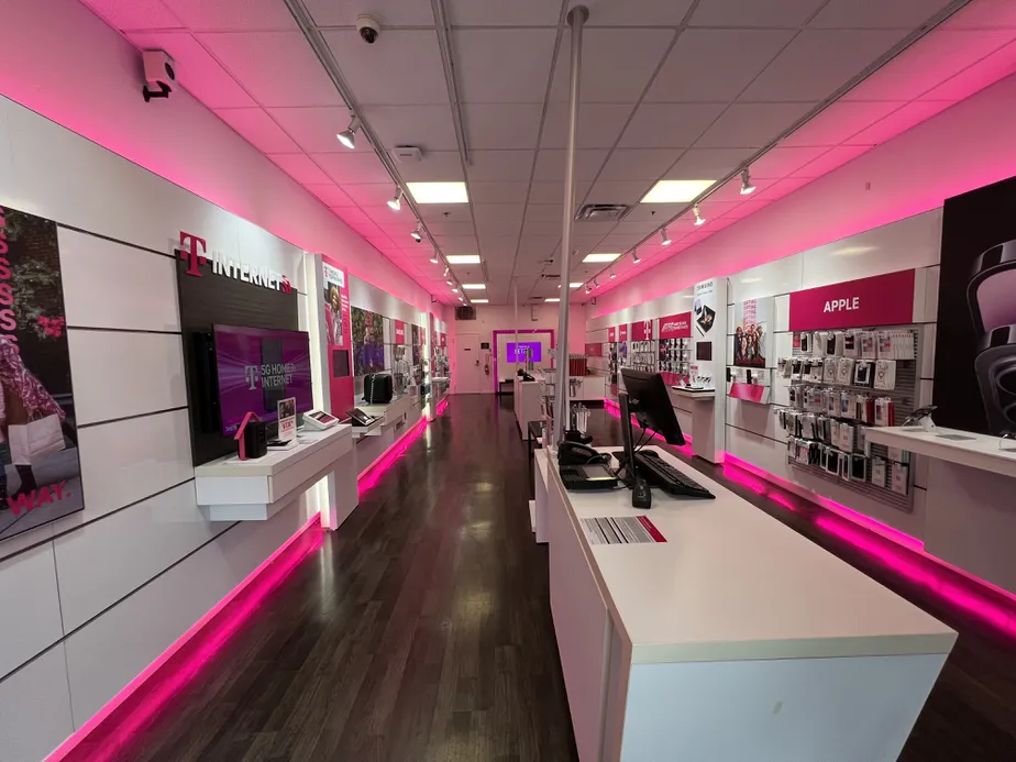Foto del interior de la tienda T-Mobile en Olympic & Sawtelle, Los Angeles, CA
