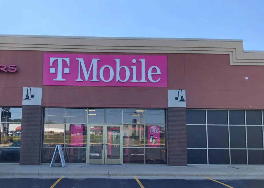 Exterior photo of T-Mobile Store at 4th St SW & Technology Pl, Waverly, IA
