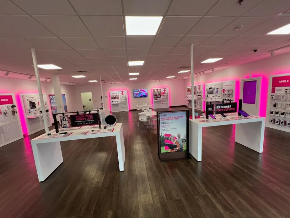  Interior photo of T-Mobile Store at US 82 & Faisonia Ave, Indianola, MS 