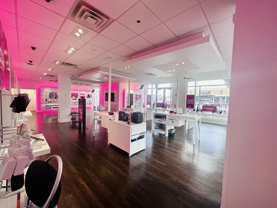 Foto del interior de la tienda T-Mobile en Centre & Highland, Pittsburgh, PA
