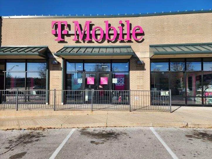 Exterior photo of T-Mobile Store at BRdway Bluffs Dr & Trimble Rd, Columbia, MO