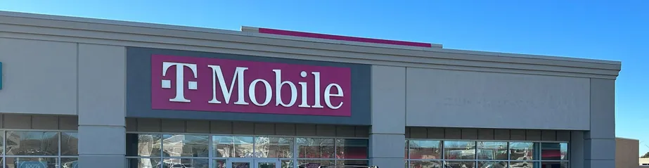 Foto del exterior de la tienda T-Mobile en 140th & Center, Omaha, NE